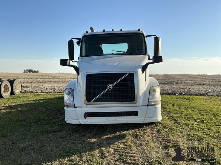 2016-volvo-vn-image-2