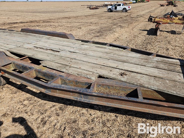 19'-tri/-axle-flatbed-trailer-image-11
