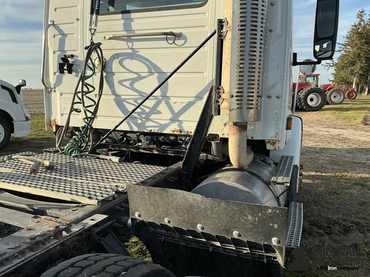 2005-volvo-vnm-truck-tractor-image-19