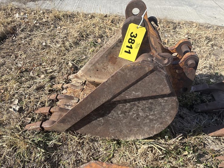 #3811-•-approx.-22"-tooth-bucket-image-1