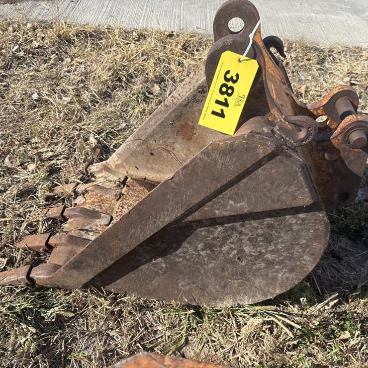 #3811 • Approx. 22" Tooth Bucket