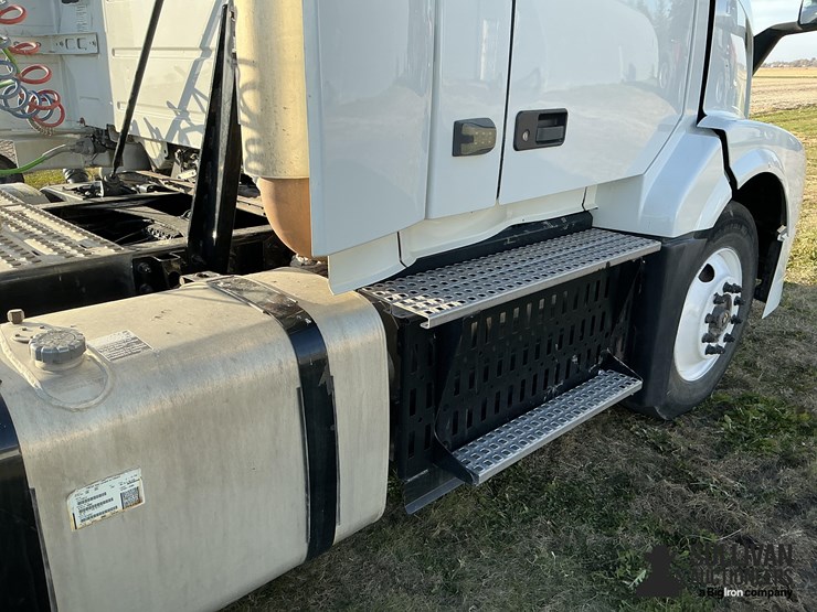 2016-volvo-vn-image-16