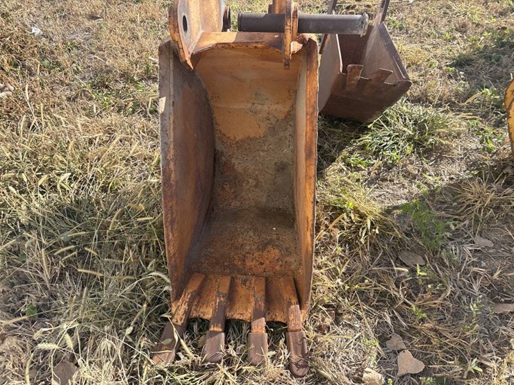 #3815-•-approx.-18"-tooth-bucket-image-2