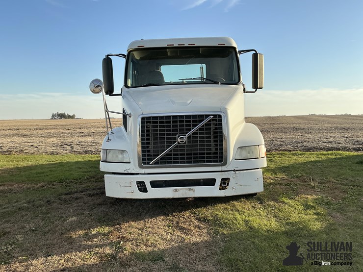 2005-volvo-vnm-truck-tractor-image-2