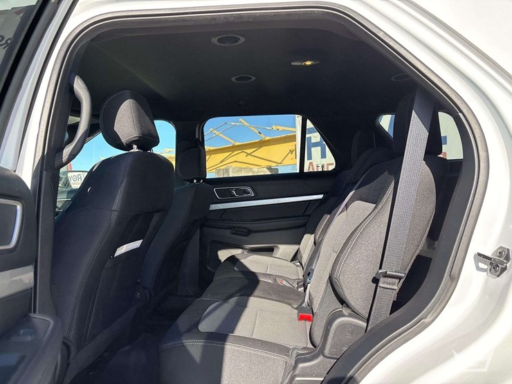 2017-ford-explorer-image-18