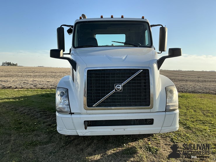 2016-volvo-vn-image-10