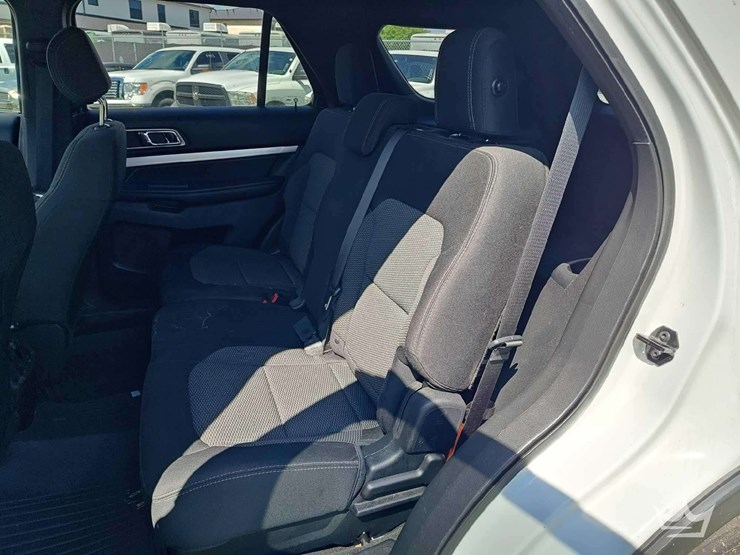 2017-ford-explorer-image-32