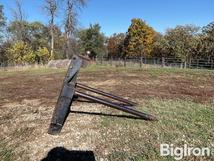 3-pt-bale-spear-category-ii-mounted-bale-carrier-image-4