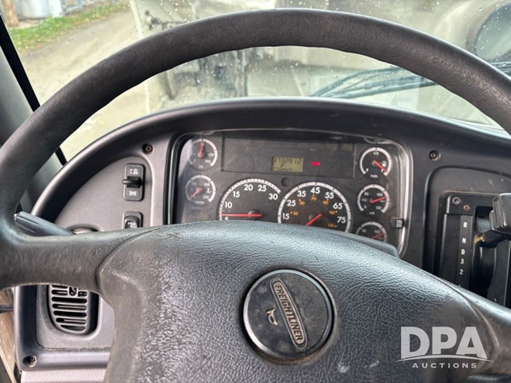 2010-freightliner-business-class-bobtail-truck-(dr12578-unit-221)-image-60