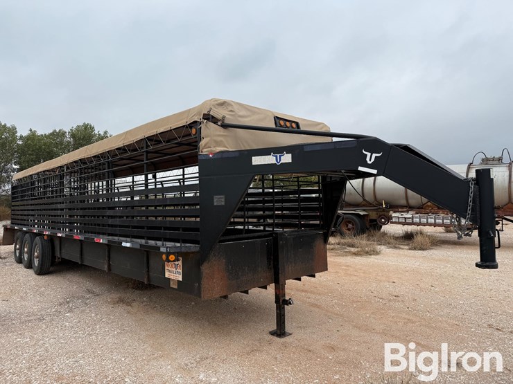 2014-neckover-32'-tri/a-gooseneck-livestock-trailer-image-3