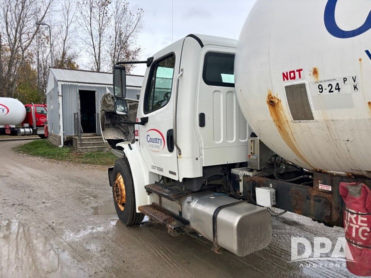 2010-freightliner-business-class-bobtail-truck-(dr12578-unit-221)-image-53