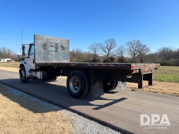 2017-freightliner-m2-106-image-5