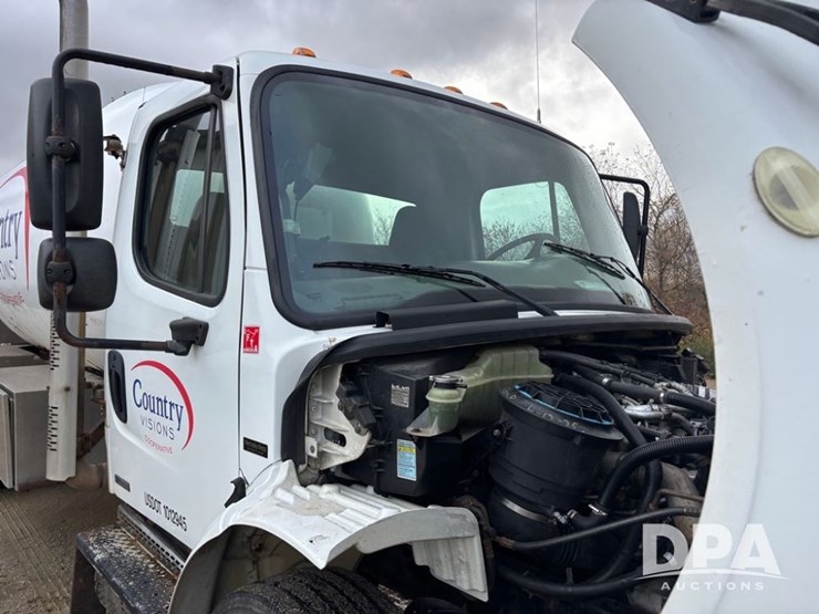 2010-freightliner-business-class-bobtail-truck-(dr12578-unit-221)-image-26