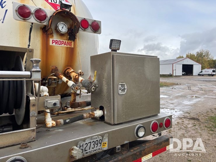 2010-freightliner-business-class-bobtail-truck-(dr12578-unit-221)-image-40