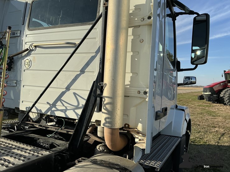 2016-volvo-vn-image-19