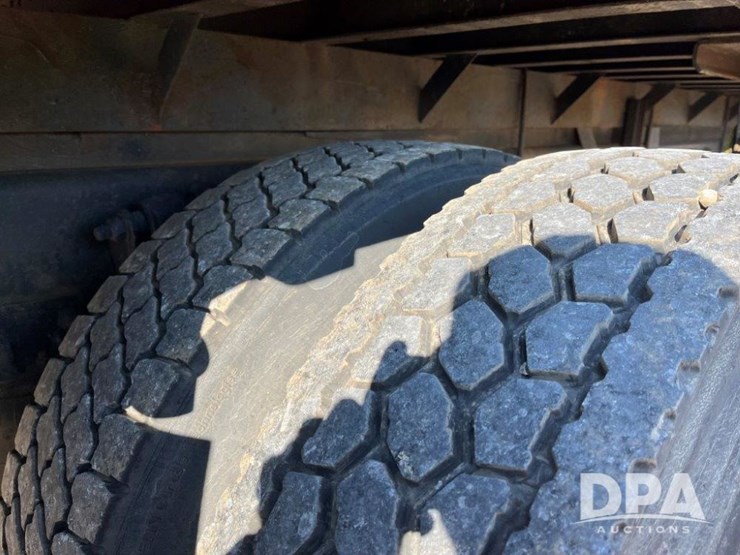 2017-freightliner-m2-106-image-6