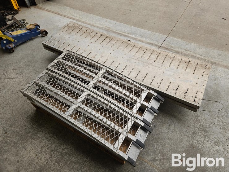 (2)-sets-of-folding-aluminum-ramps-image-2