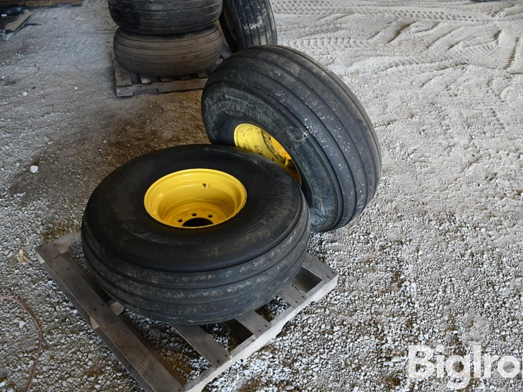 american-farmer-16.5l-16.1sl-tire-on-8-bolt-rims-image-5