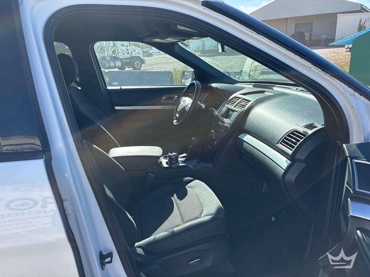 2017-ford-explorer-image-27