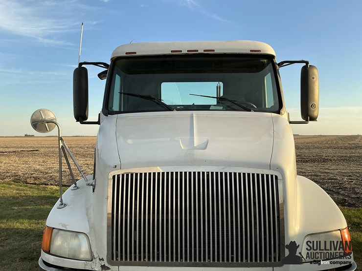 2000-volvo-vn-image-13