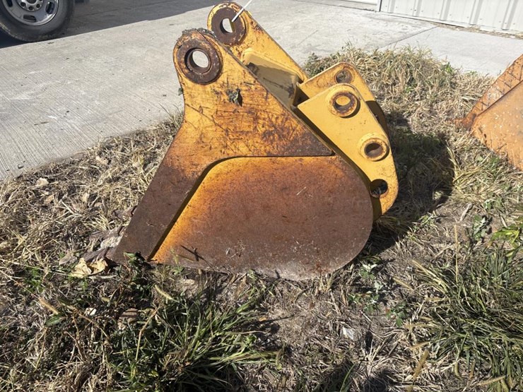 #3813-•-approx.-12"-tooth-bucket-image-3