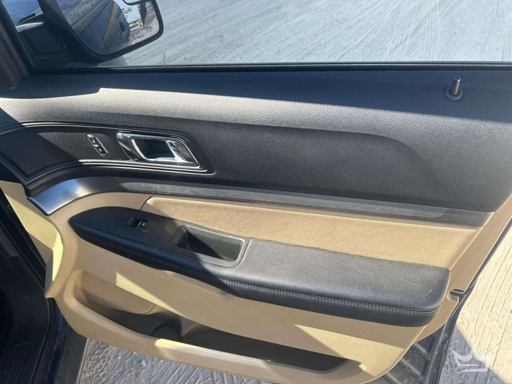 2017-ford-explorer-image-25