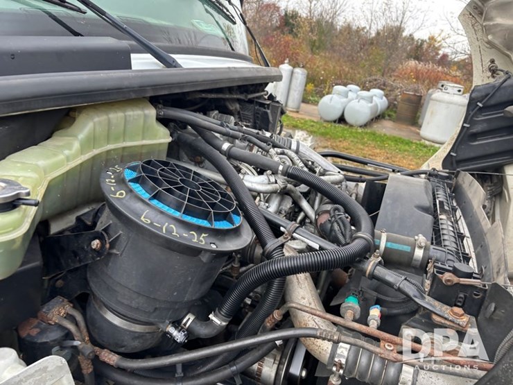 2010-freightliner-business-class-bobtail-truck-(dr12578-unit-221)-image-30