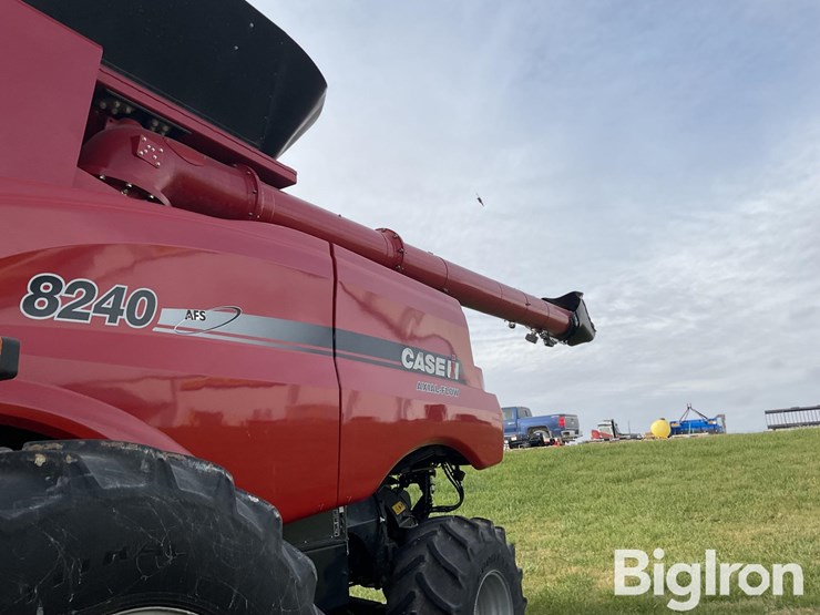 2016-case-ih-8240-image-11