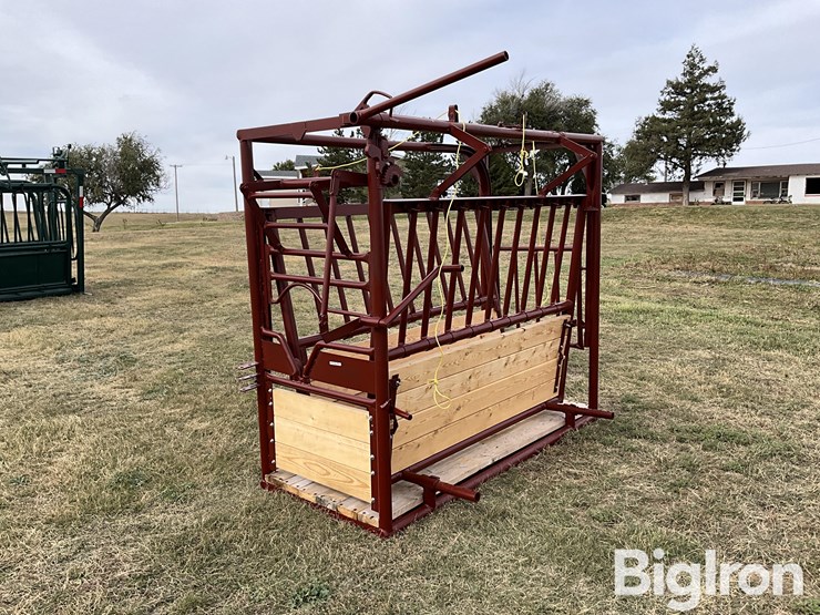 livestock-squeeze-chute-image-1
