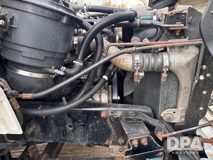 2010-freightliner-business-class-bobtail-truck-(dr12578-unit-221)-image-28