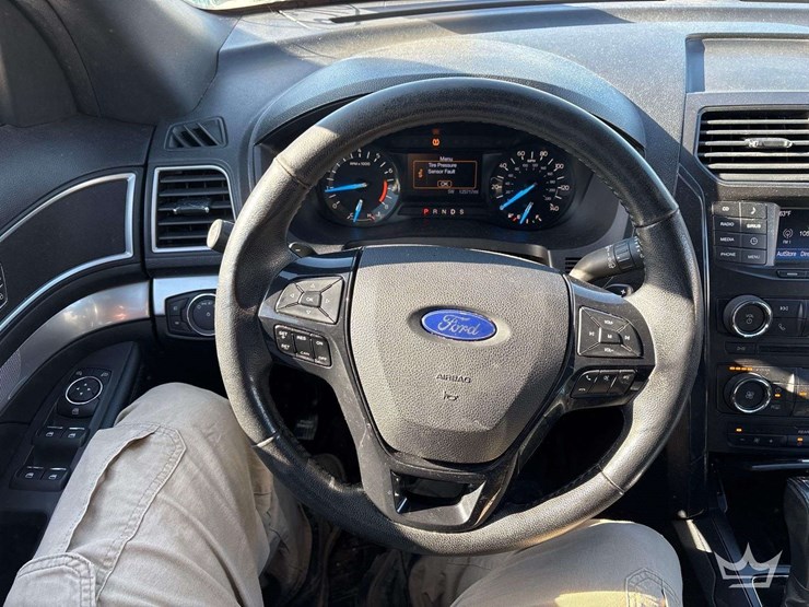 2017-ford-explorer-image-10