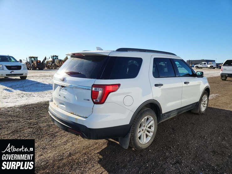 2016-ford-explorer-image-4