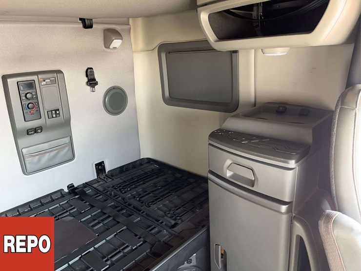 2023-volvo-vnl-t/a-sleeper-tractor-image-16