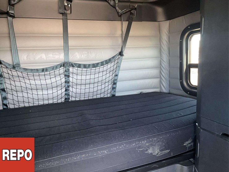2022-freightliner-cascadia-t/a-sleeper-tractor-image-16