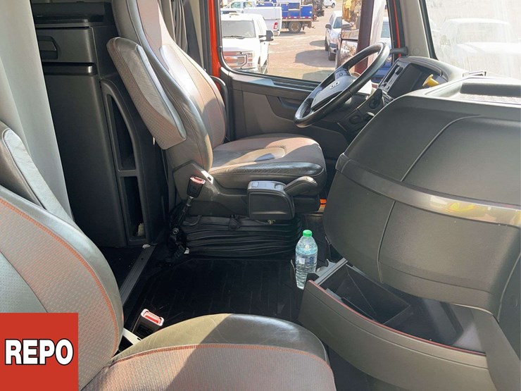 2023-volvo-vnl-t/a-sleeper-tractor-image-15