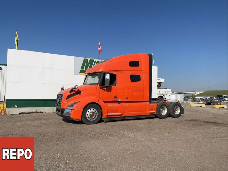 2023-volvo-vnl-t/a-sleeper-tractor-image-1