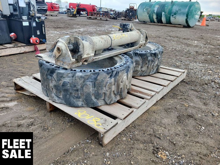 2x-skid-steer-tires-&-hydraulic-ram-image-3