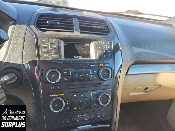 2016-ford-explorer-image-13