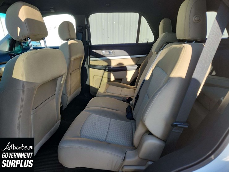 2016-ford-explorer-image-17