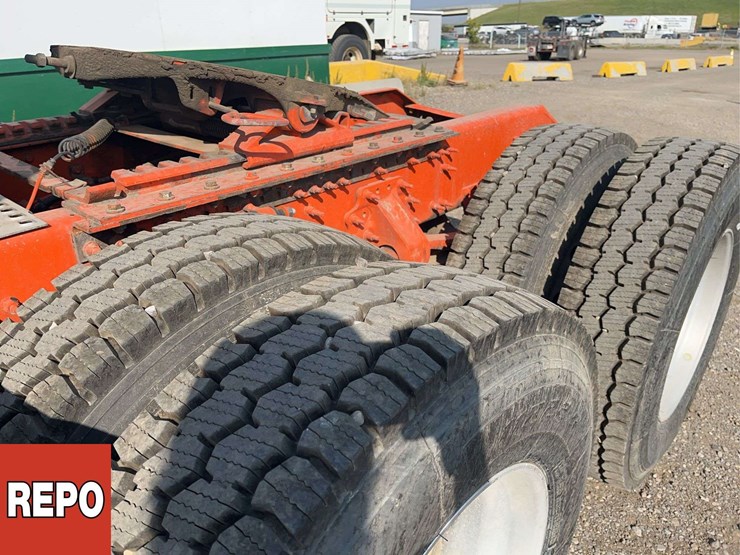 2023-volvo-vnl-t/a-sleeper-tractor-image-7