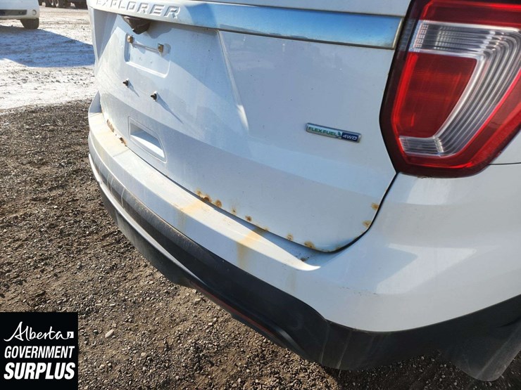 2016-ford-explorer-image-37