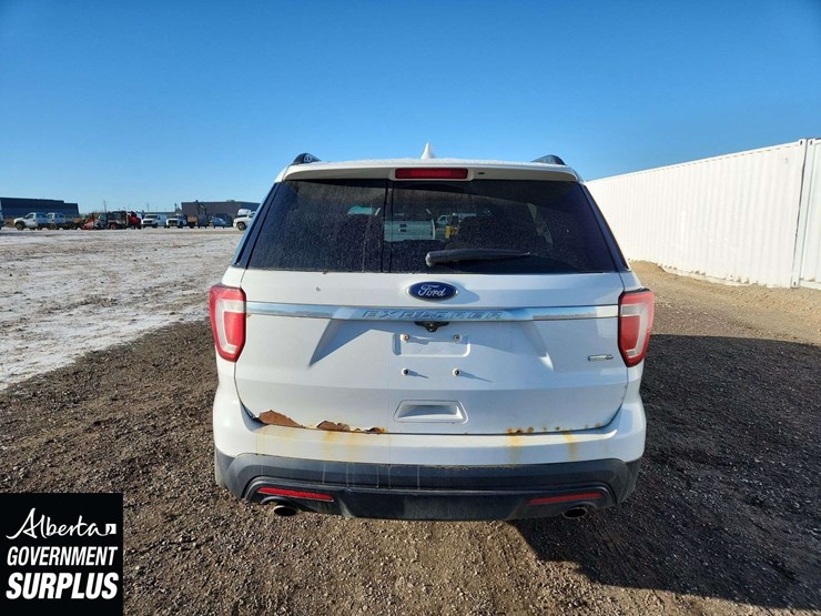 2016-ford-explorer-image-21