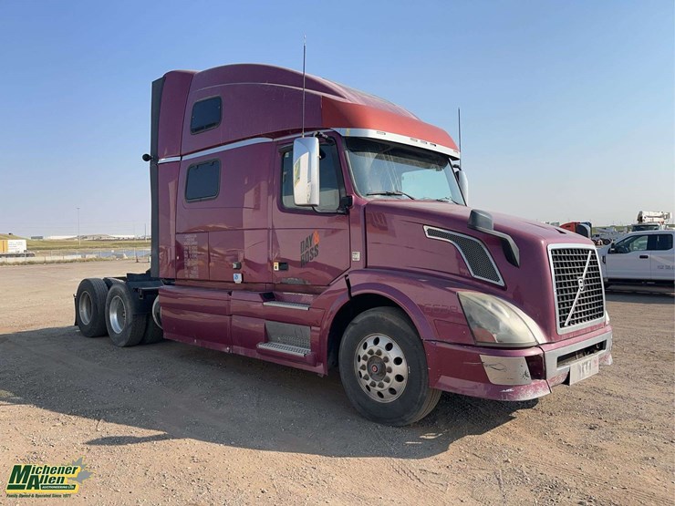 2012-volvo-vnl-t/a-sleeper-tractor-image-2