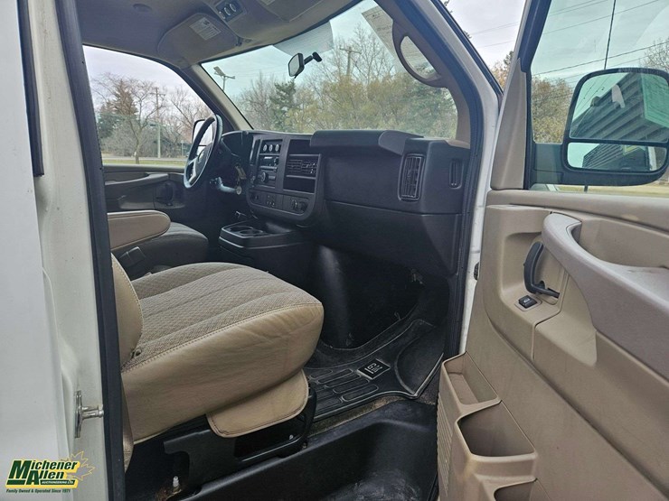 2011-chevrolet-express-1500-image-33