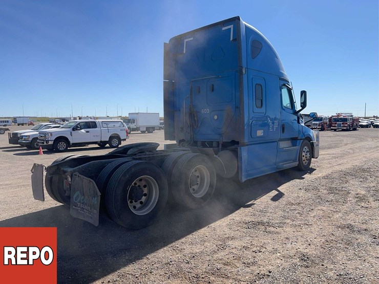 2022-freightliner-cascadia-t/a-sleeper-tractor-image-4