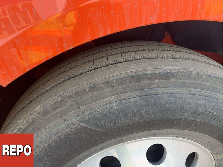 2023-volvo-vnl-t/a-sleeper-tractor-image-9