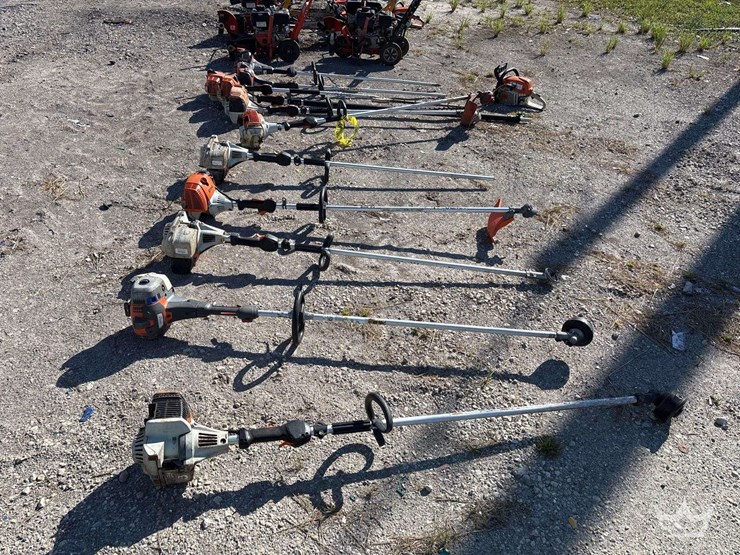 lot-of-non-running-lawn-equipment-image-3