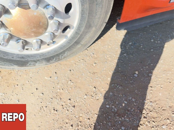 2023-volvo-vnl-t/a-sleeper-tractor-image-6