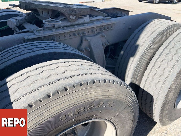 2022-freightliner-cascadia-t/a-sleeper-tractor-image-9