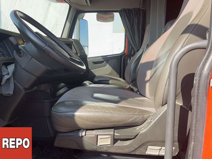 2023-volvo-vnl-t/a-sleeper-tractor-image-10